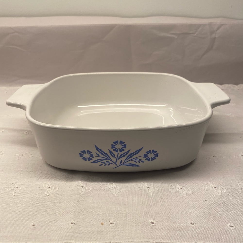 Vintage Corning Ware One Liter Casserole Dish. Blue Cornflower Design.